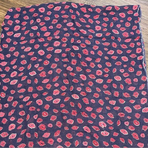 Lilly Pulitzer Infinity Scoop Scarf Blue With Red Lips - Picture 8 of 13